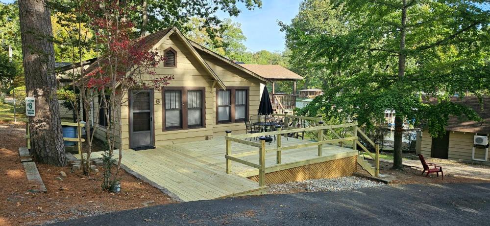 #06 - Lakeview Two Bedroom Cottage-Pet Friendly