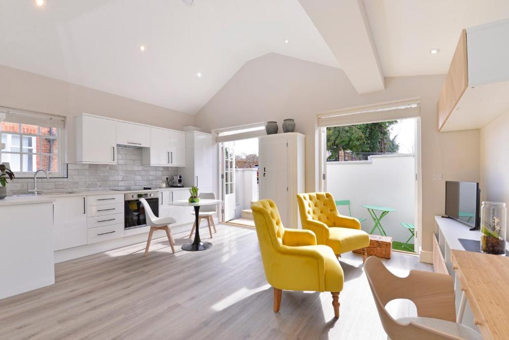 1 bedroom flat in centre of Odiham- free parking