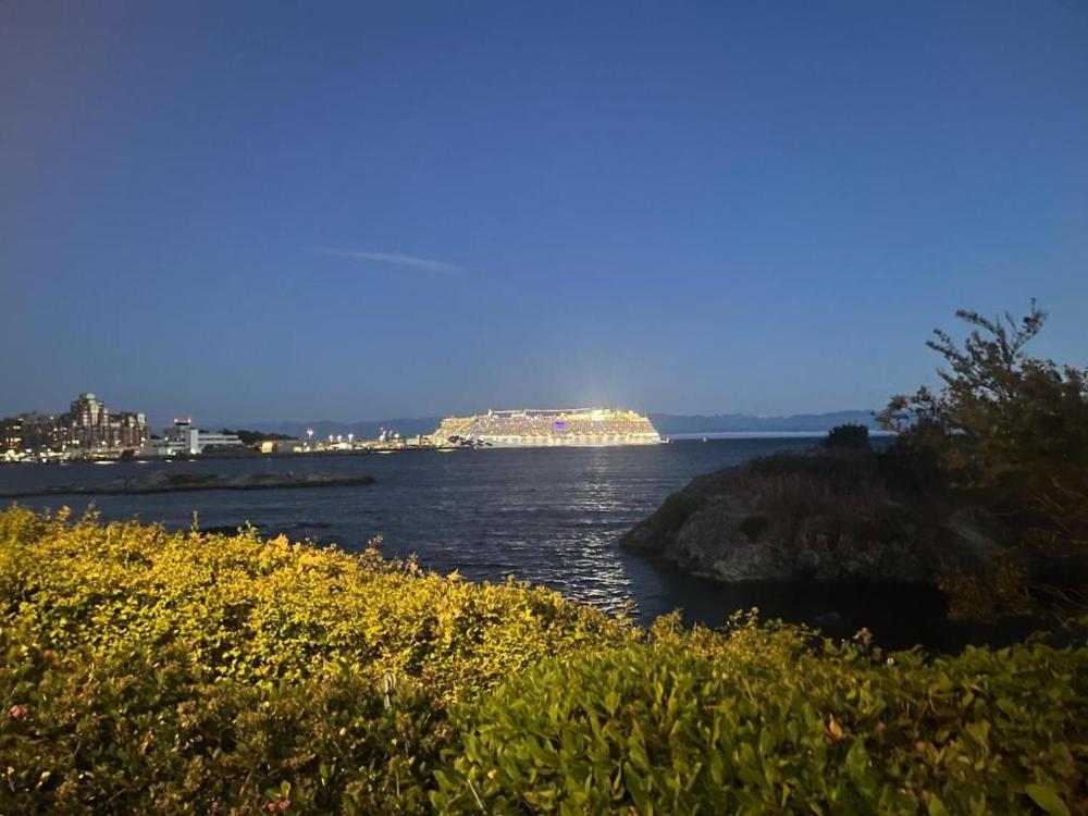 2 bedroom suint water front