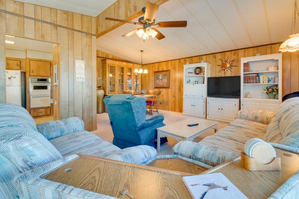 2 Mi to Lake Havasu Pet-Friendly Home with Grill!