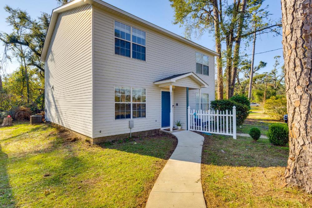 3 Mi to FSU Townhome with Patio in Tallahassee!