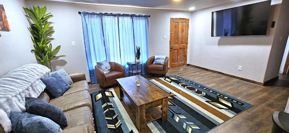 3Bd, King, Brkfst, Large TVs, WD, Sleeps 11, BBQ