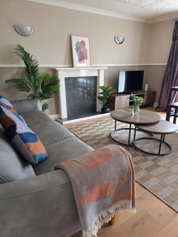 3BR House with Parking 10 Mins to Airport Sleeps 6