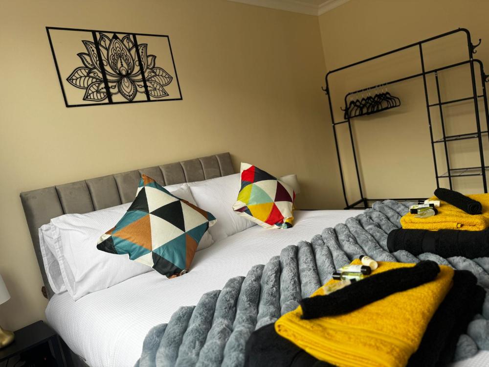 Bright and spacious home within walking distance to Luton Airport and amenities