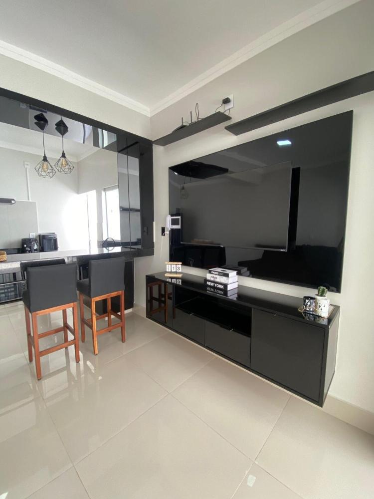 Casa com área gourmet e ar condicionado