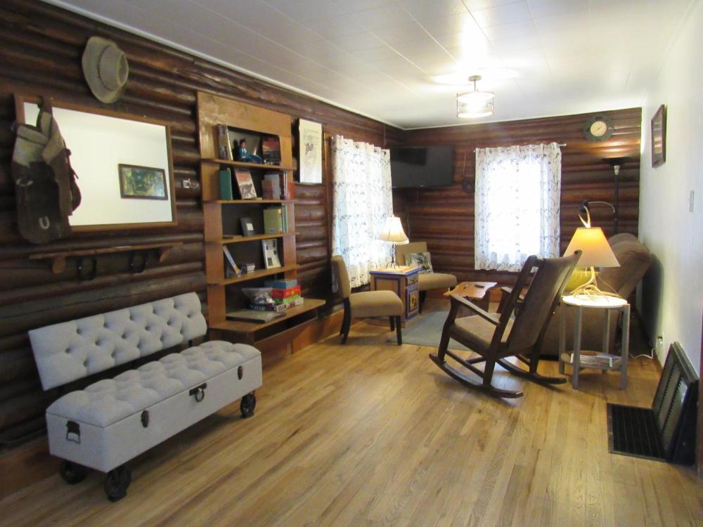 Comfy log cabin in walking distance of downtown