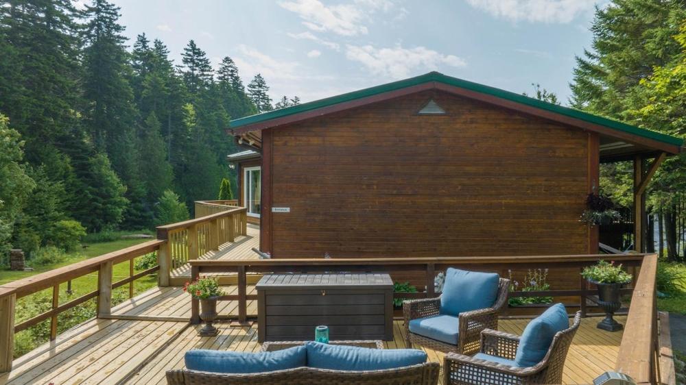 Cosy Lake Paradise 4-Bed Retreat Pet Friendly