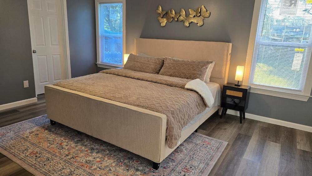 Cozy Home Sleeps 6 3 bed 2 bath off I-10