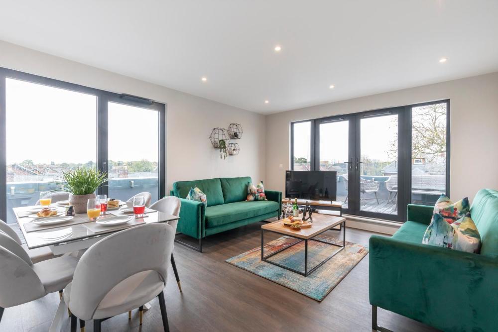 Elliot Oliver - Stunning Three Bedroom Penthouse With Large Terrace & Parking