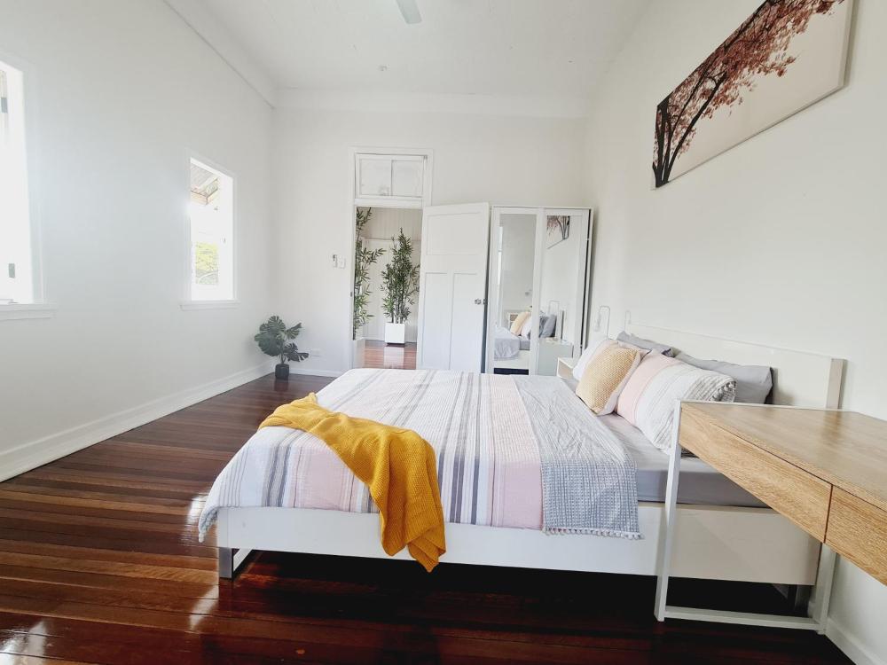 Exclusive location - 3-bedroom Unit in Maryborough CBD, 10ppl