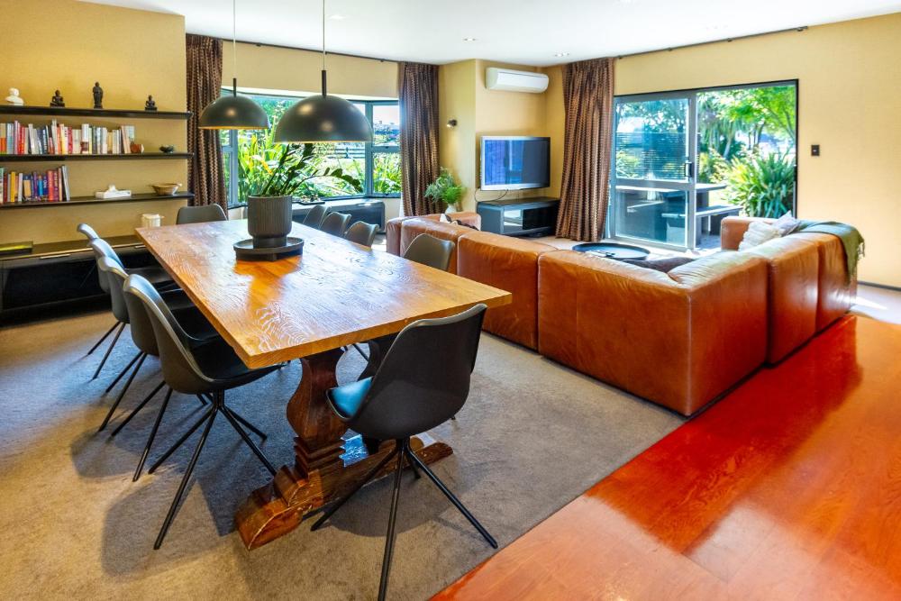 Families and Groups, Chch Airport, Spa Pool