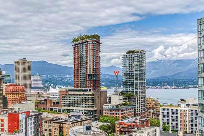 Great Ocean Mountain & City views with one free parking