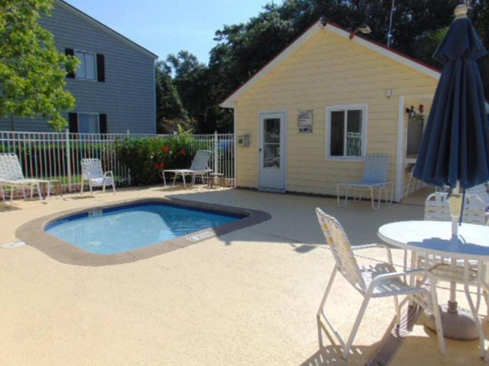 H5 close to the front pool and clubhouse downstairs by lake