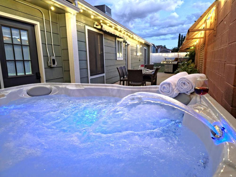 Hot Tub, Game Room, Kayaks, Boat Parking, Backyard, King, Fire Pit, Pets, WD