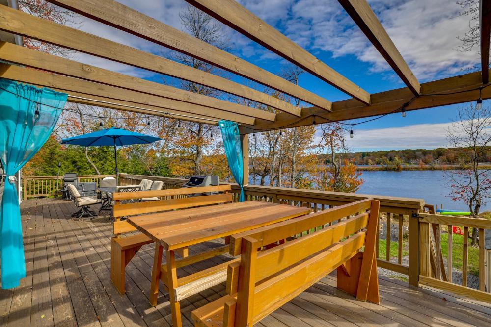 Lakefront Pocono Retreat with Hot Tub and Movie Hub