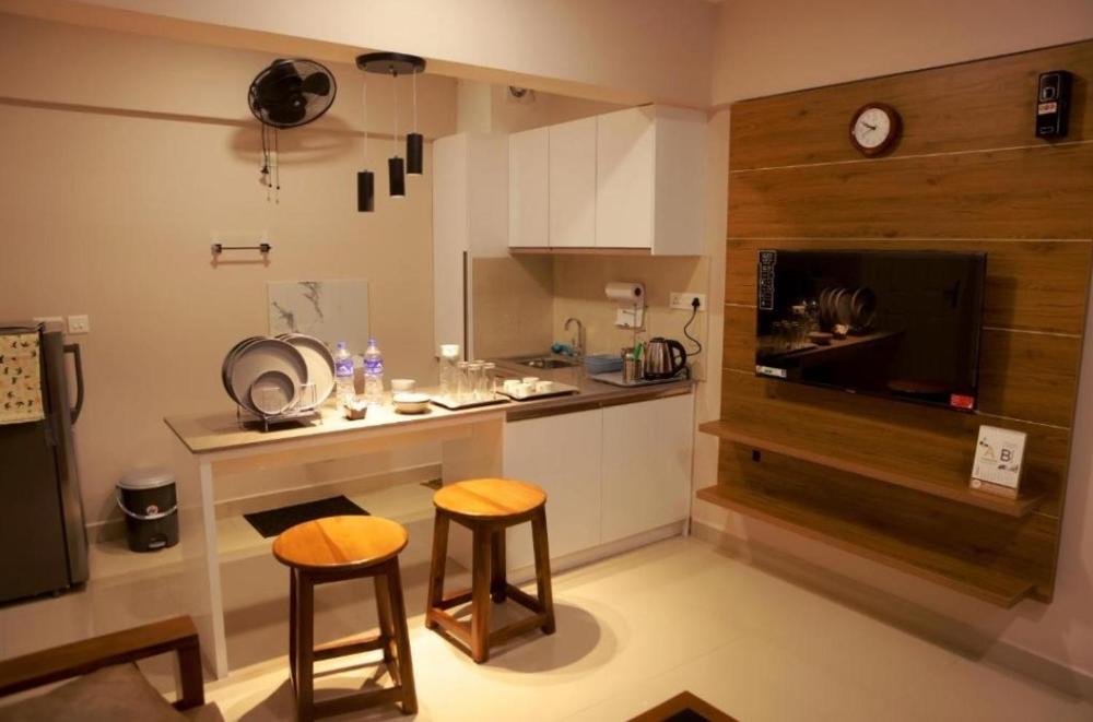 Lavender Airport Suite