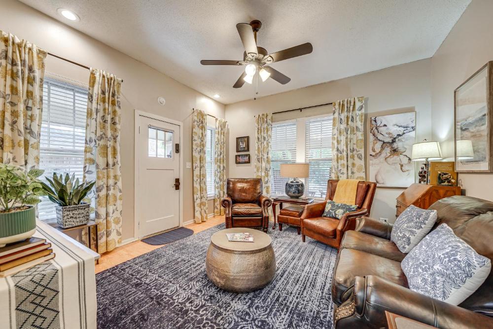 Less Than 1 Mi to Dtwn Texarkana Couples Retreat with Yard