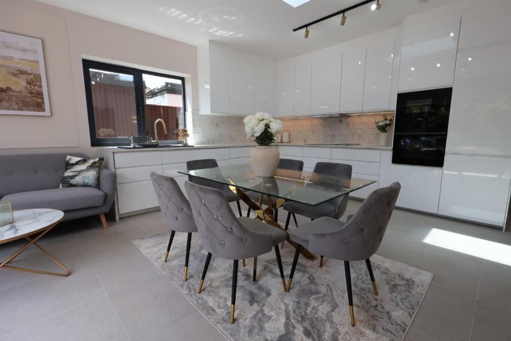 Luxury House for Families and Contractors, NamisSuites Serviced Apartment - Farnborough