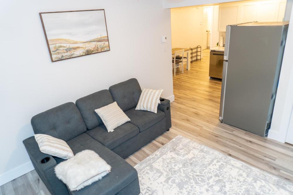 Luxury One Bedroom Private Apartment just 7 minutes from the Airport