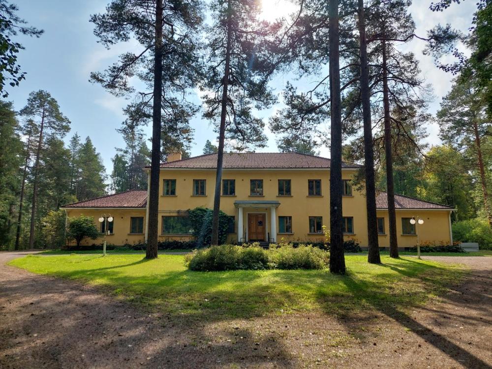 Majoitus jaetuissa huoneissa sisältäen ruokailut