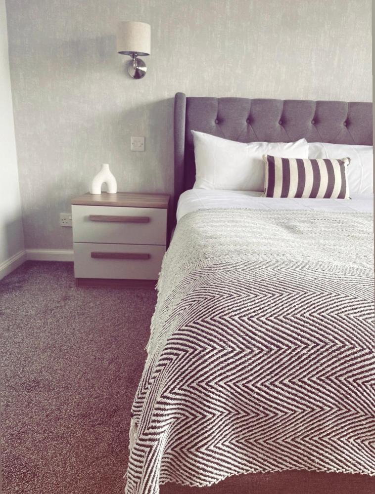 Malva - Modern 2 Bedroom Bungalow in Wick Sleeps 4 with private parking - NC500 Route