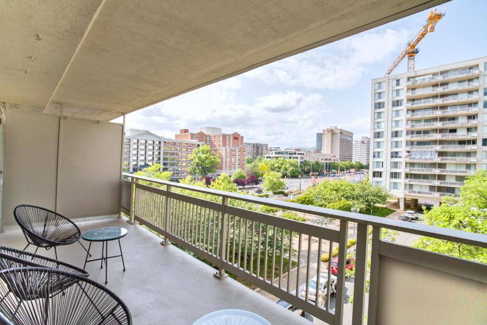 Metro-Accessible Spacious Apartment Near DC