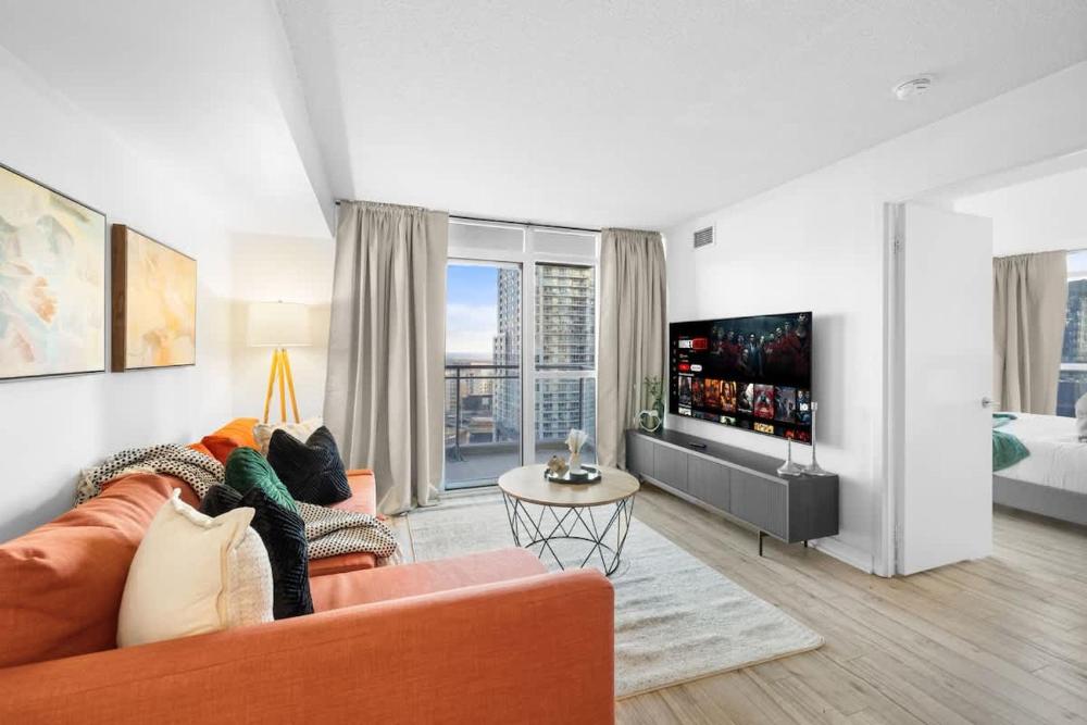 Modern Lakefront Esc Stylish 2BR Condo with Patio