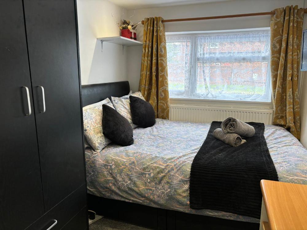 Practical onsite Cosy Studio with Shared Entrance