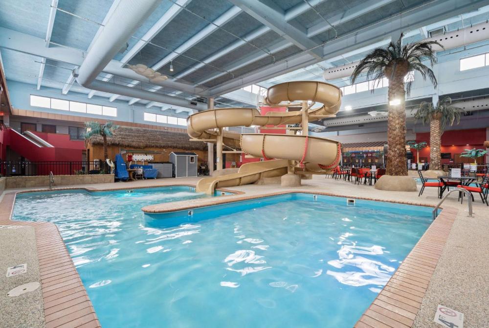 Ramada by Wyndham Sioux Falls Airport - Waterpark Resort & Event Center