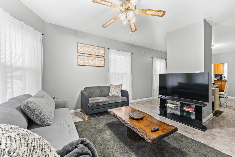 Sleeps 5 near ferry, train to Boston and downtown 3br apartment