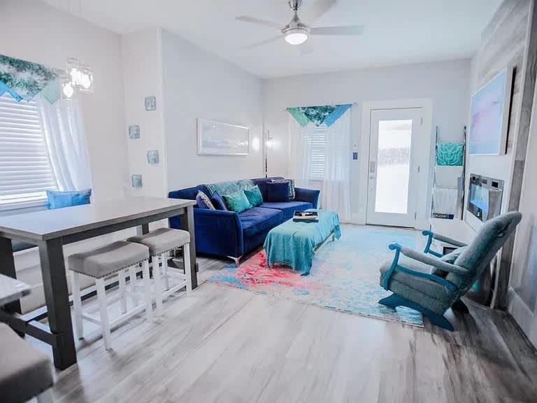 Soothing Blues in Peaceful 2BR 1BA Cottage
