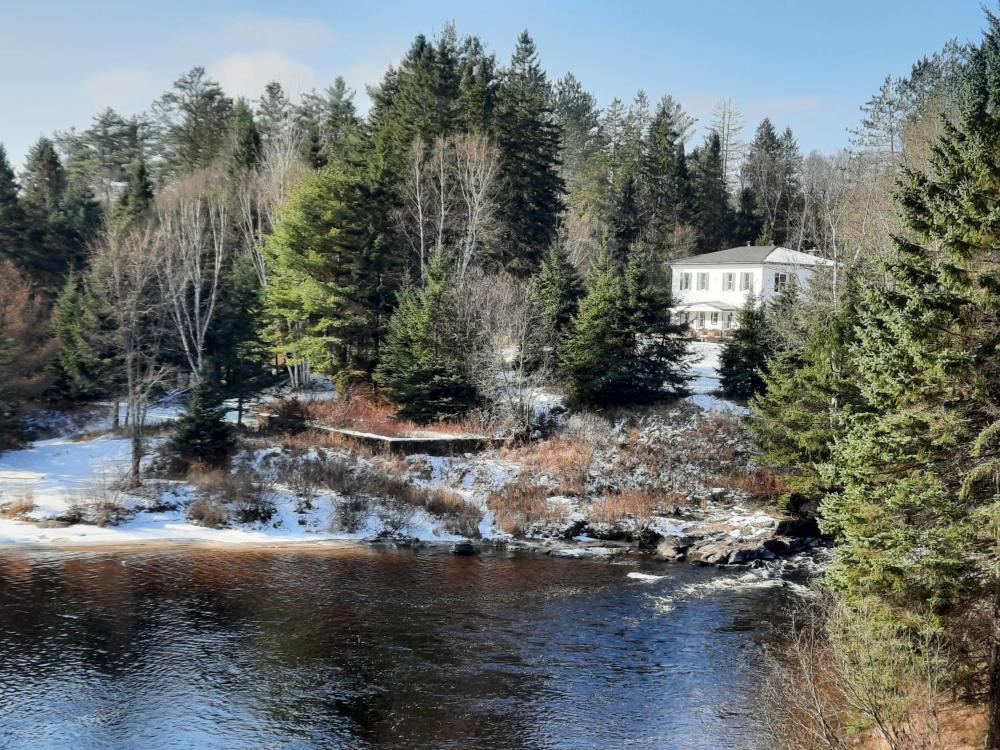 Spacieuse propriété pour grande famille avec activités et spa extra