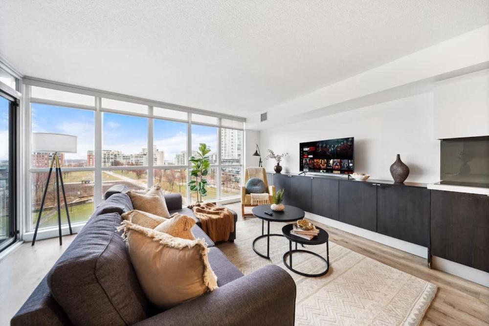 Spacious Downtown Condo - Walk to CN Tower & More