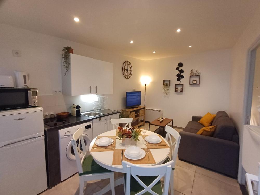 Super F2 à 5mn aéroport d'Orly parking privé gratuit