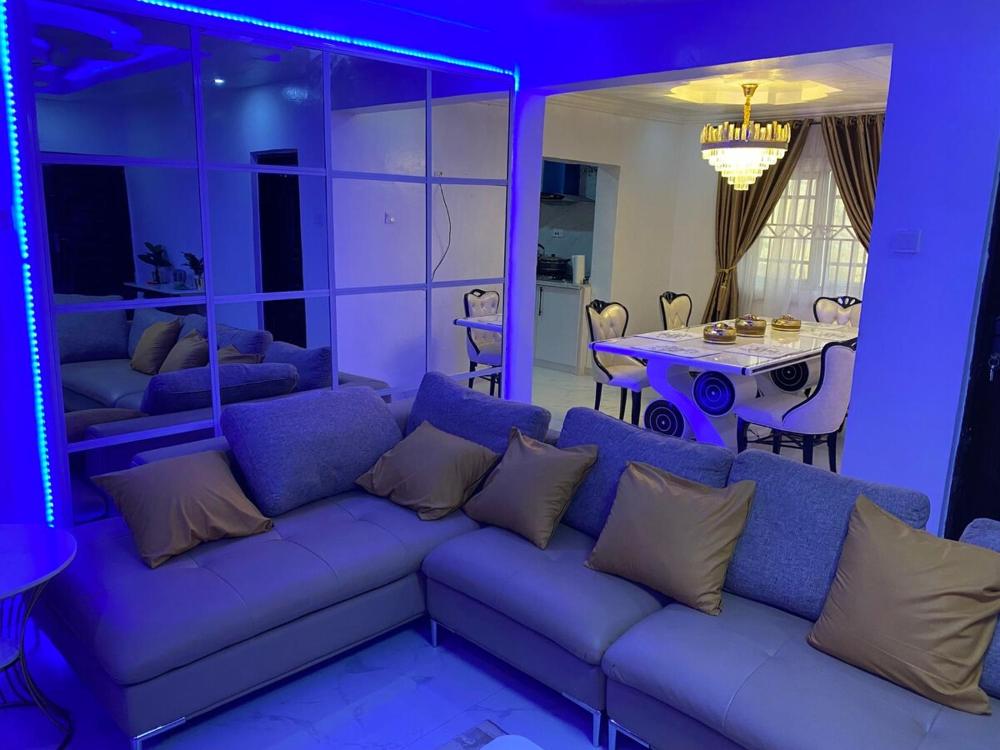 Tasteful 5 bedroom , 2 kitchen, 2 living-room