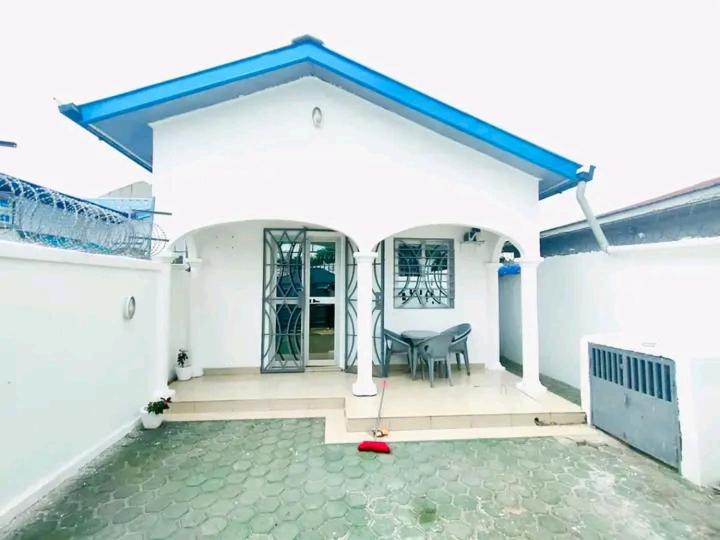 Villa meublée à Brazzaville quartier diatade 3 chambres salon douches toilettes cuisine équipée Entièrement Climatisée chauffe eau